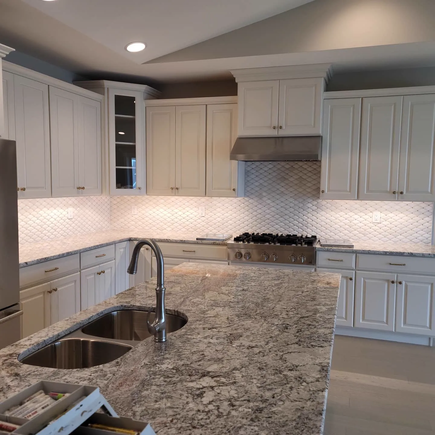 Kitchen with vaulted ceiling and mosaic tile backsplash